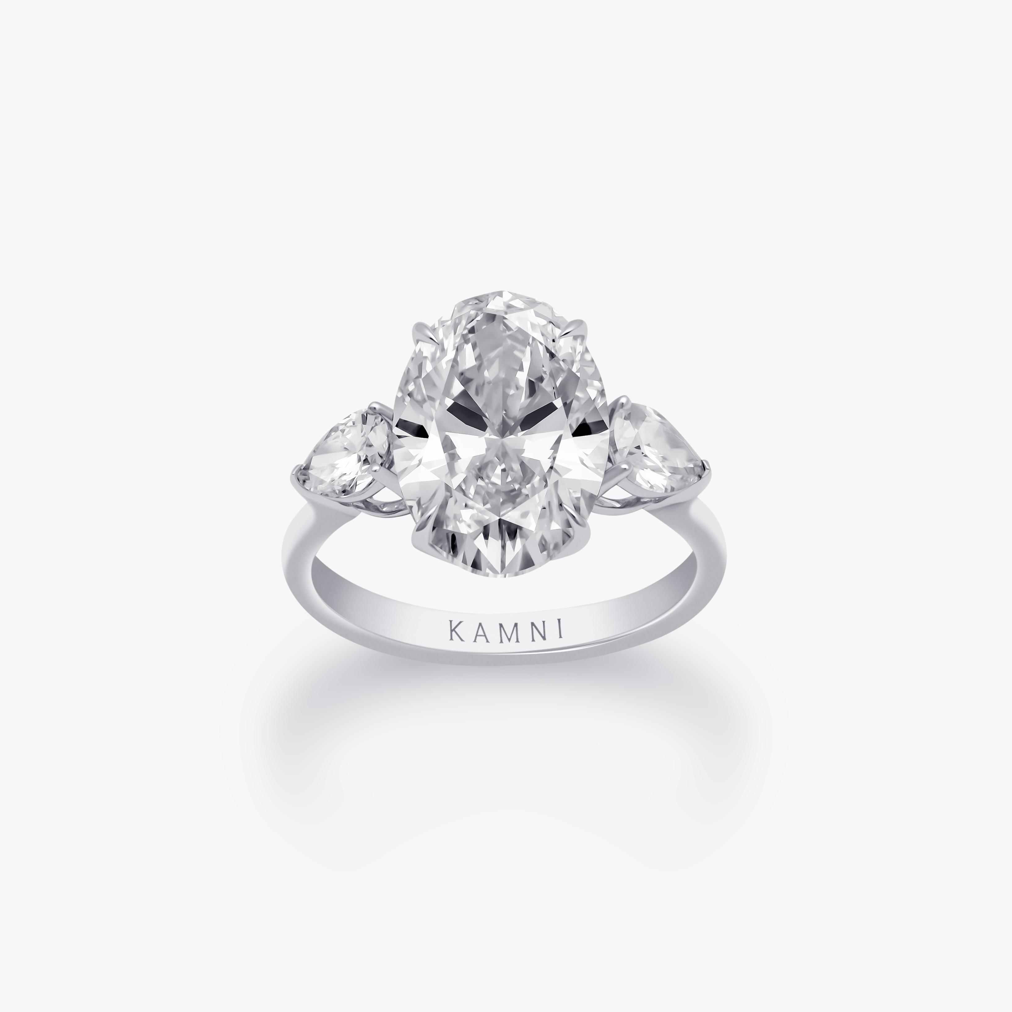 Oval engagement ring