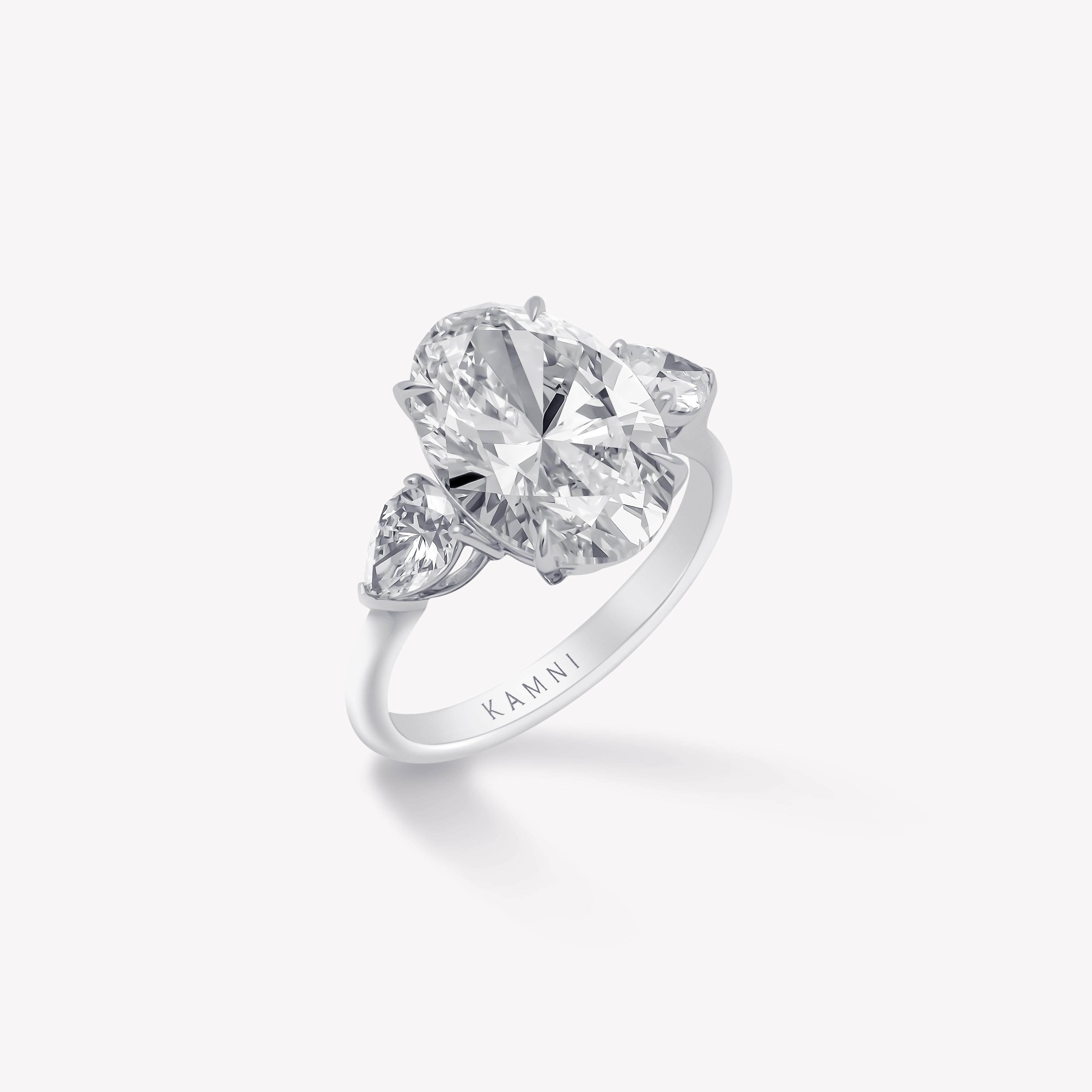 Oval engagement ring