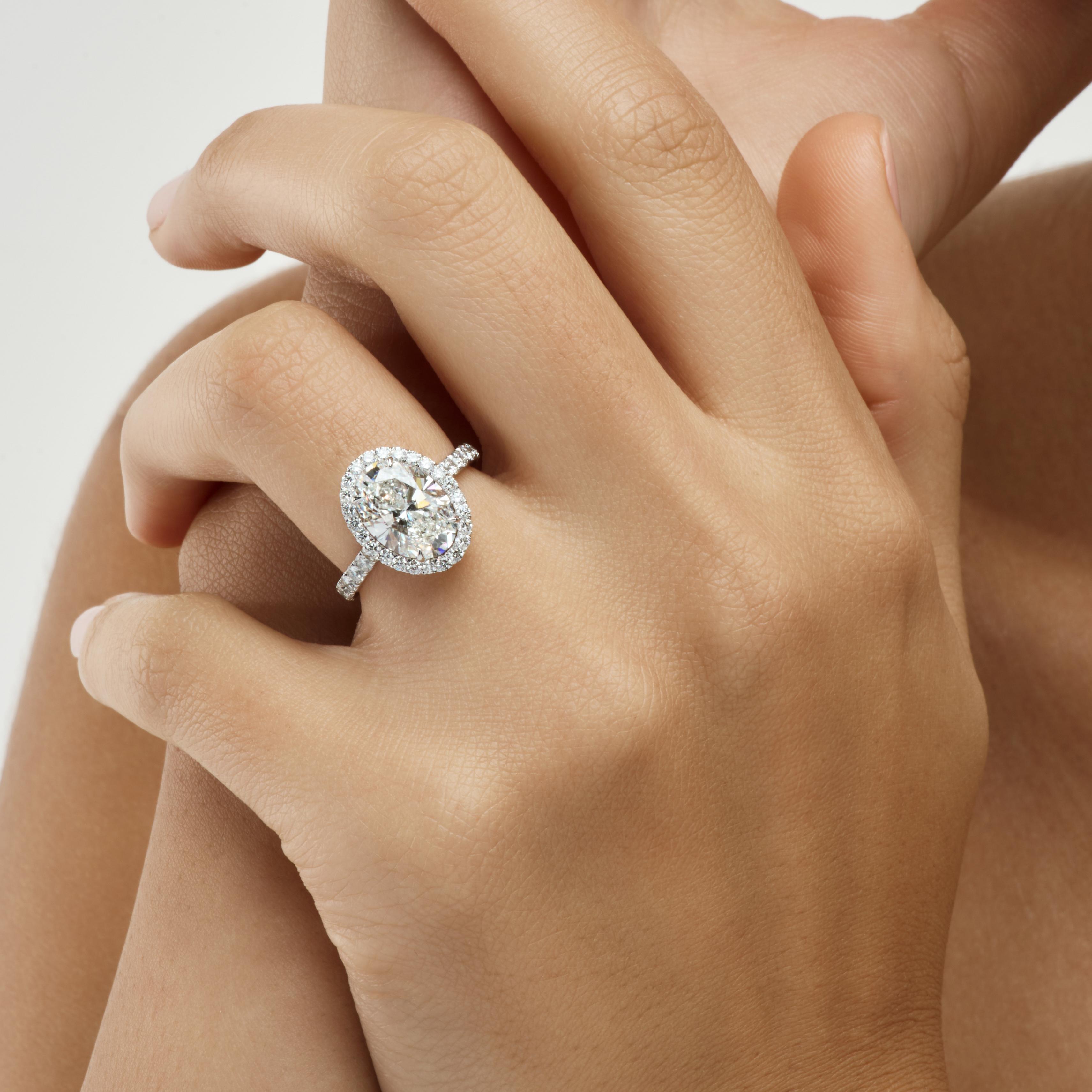 Oval halo ring 