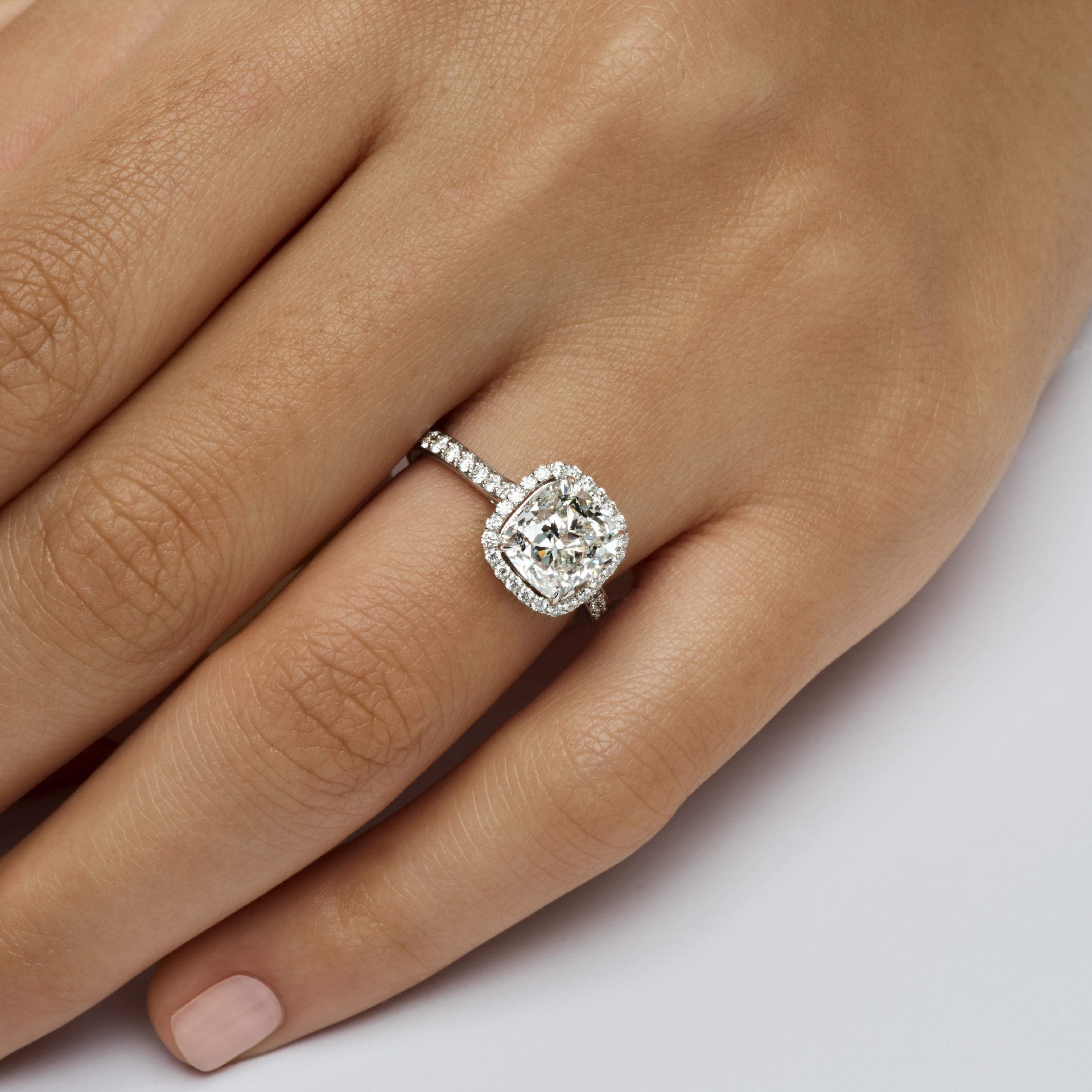 Cushion diamond halorring 