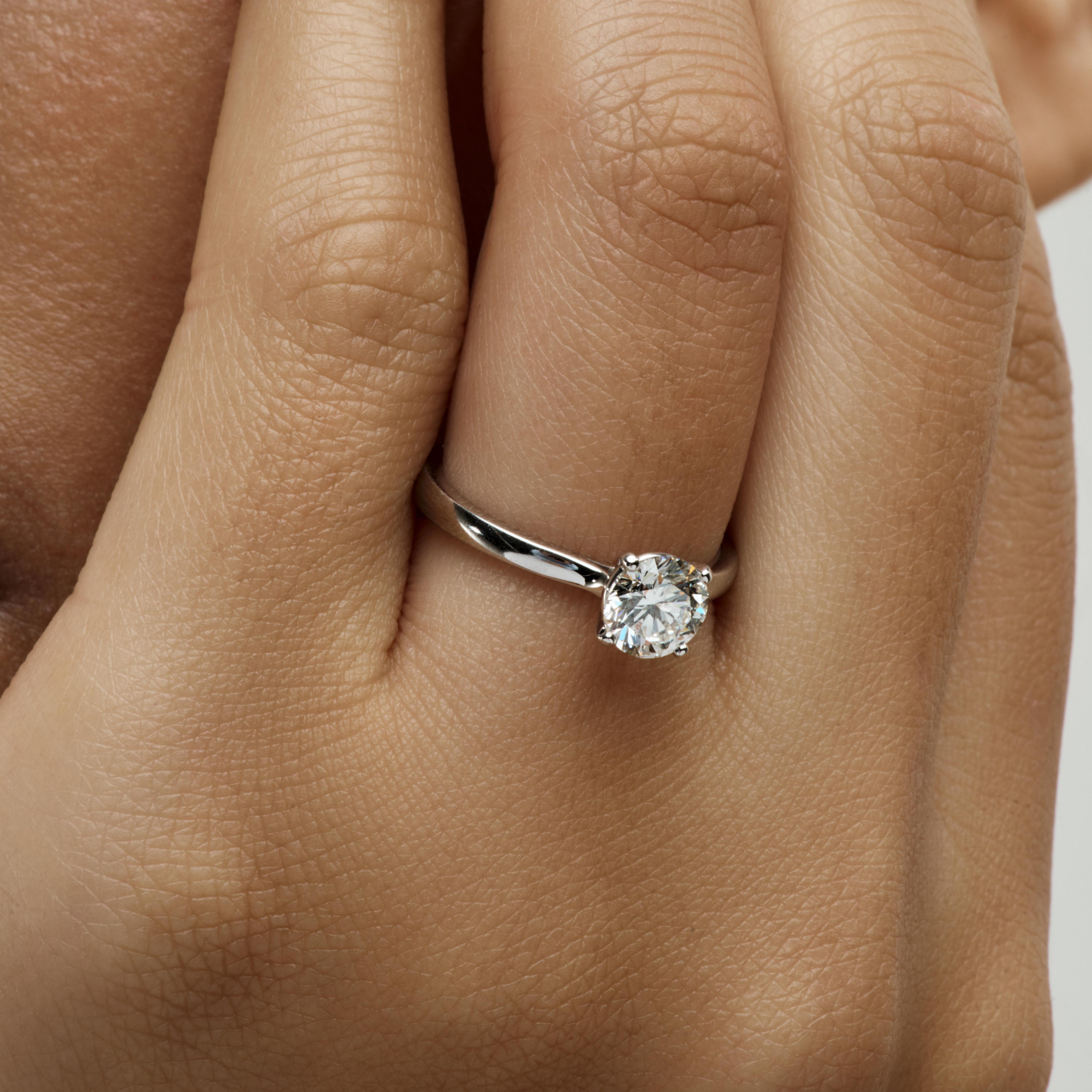 Round diamond engagement ring 
