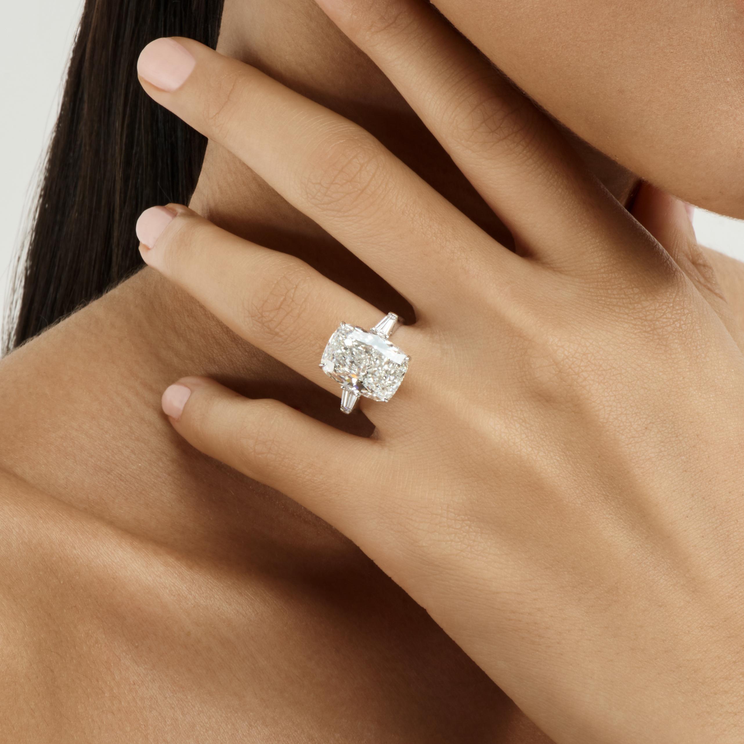 Cushion diamond ring 