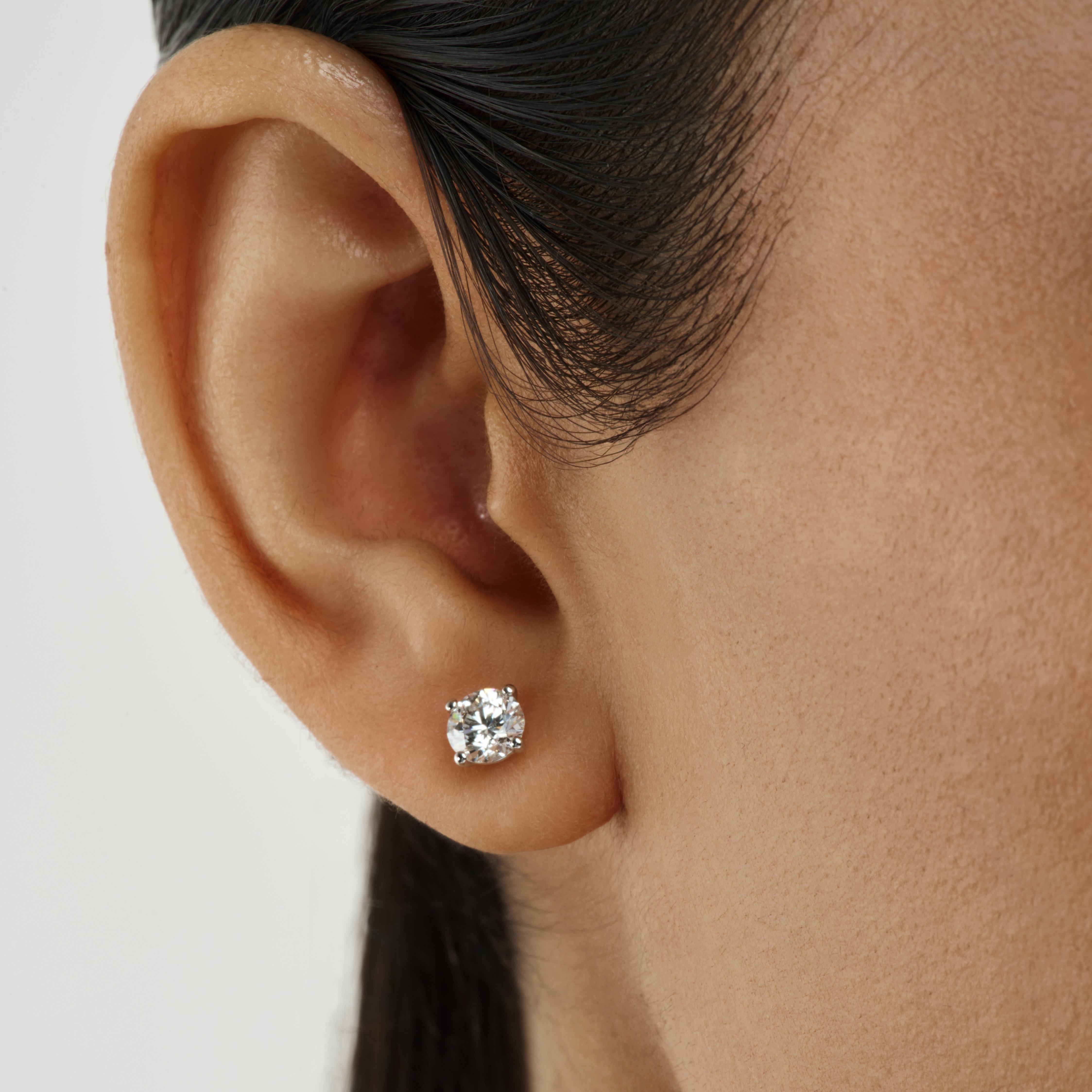 Round stud earrings