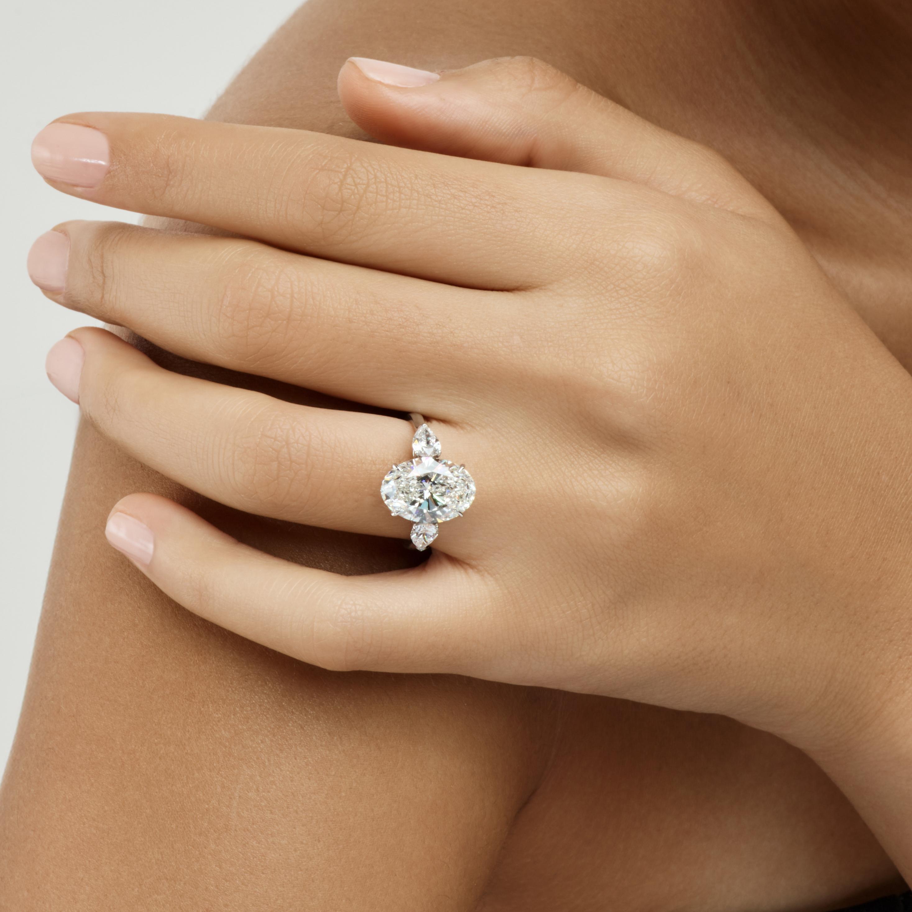 Oval engagement ring