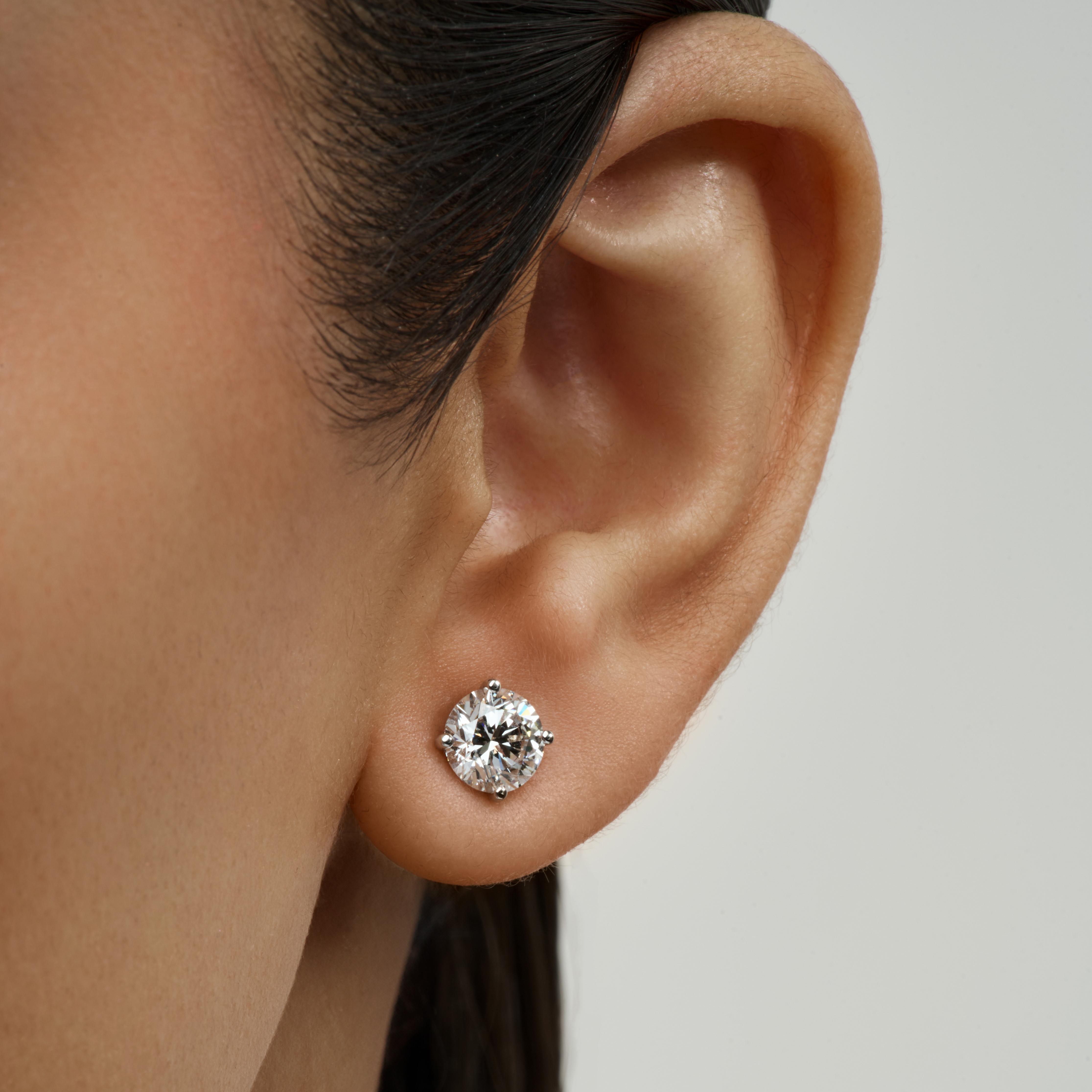 Round stud earrings 